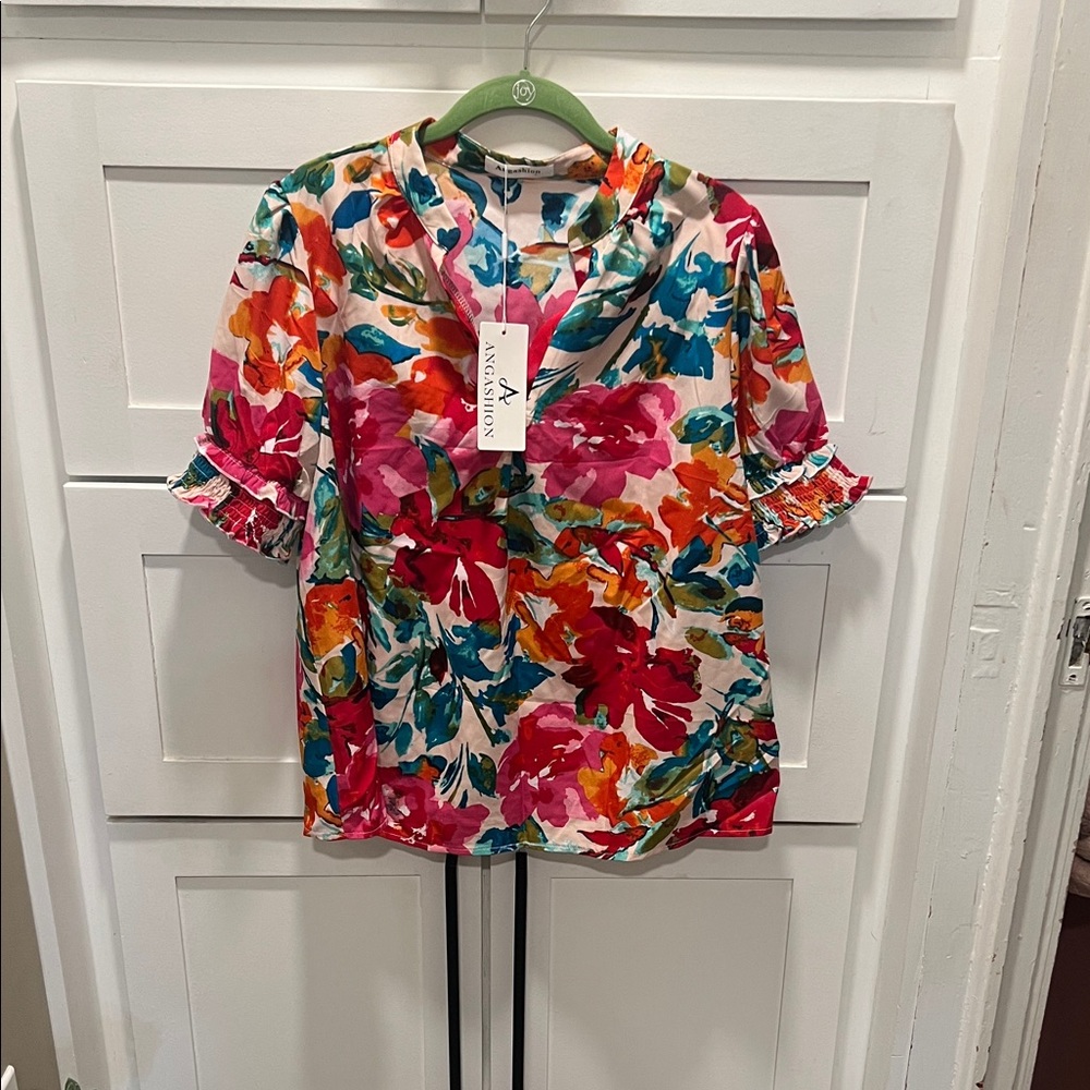 ANGEL FASHION Floral V-Neck Short Sleeve Blouse in Multicolor